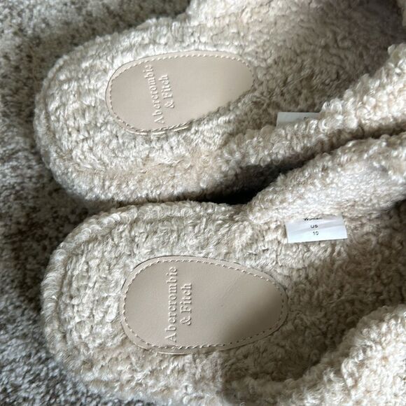 Abercrombie & Fitch Cream Sherpa Slippers 10 - Picture 3 of 5